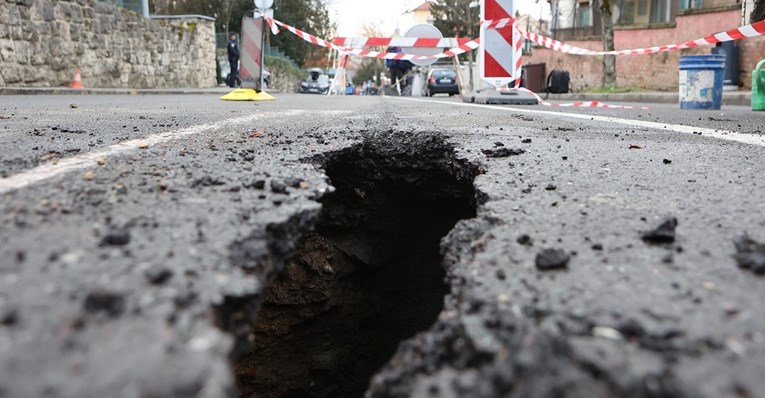 VIDEO Na cesti u Zagrebu otvorila se rupa, pogledajte