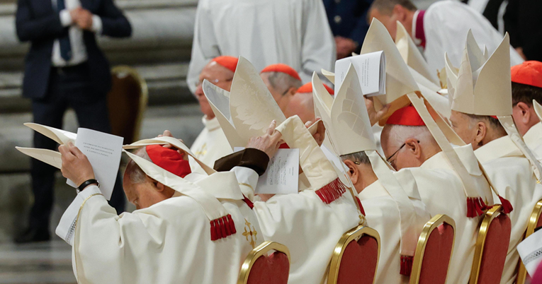 Sutra počinje konklava. Dva su glavna favorita za novog papu