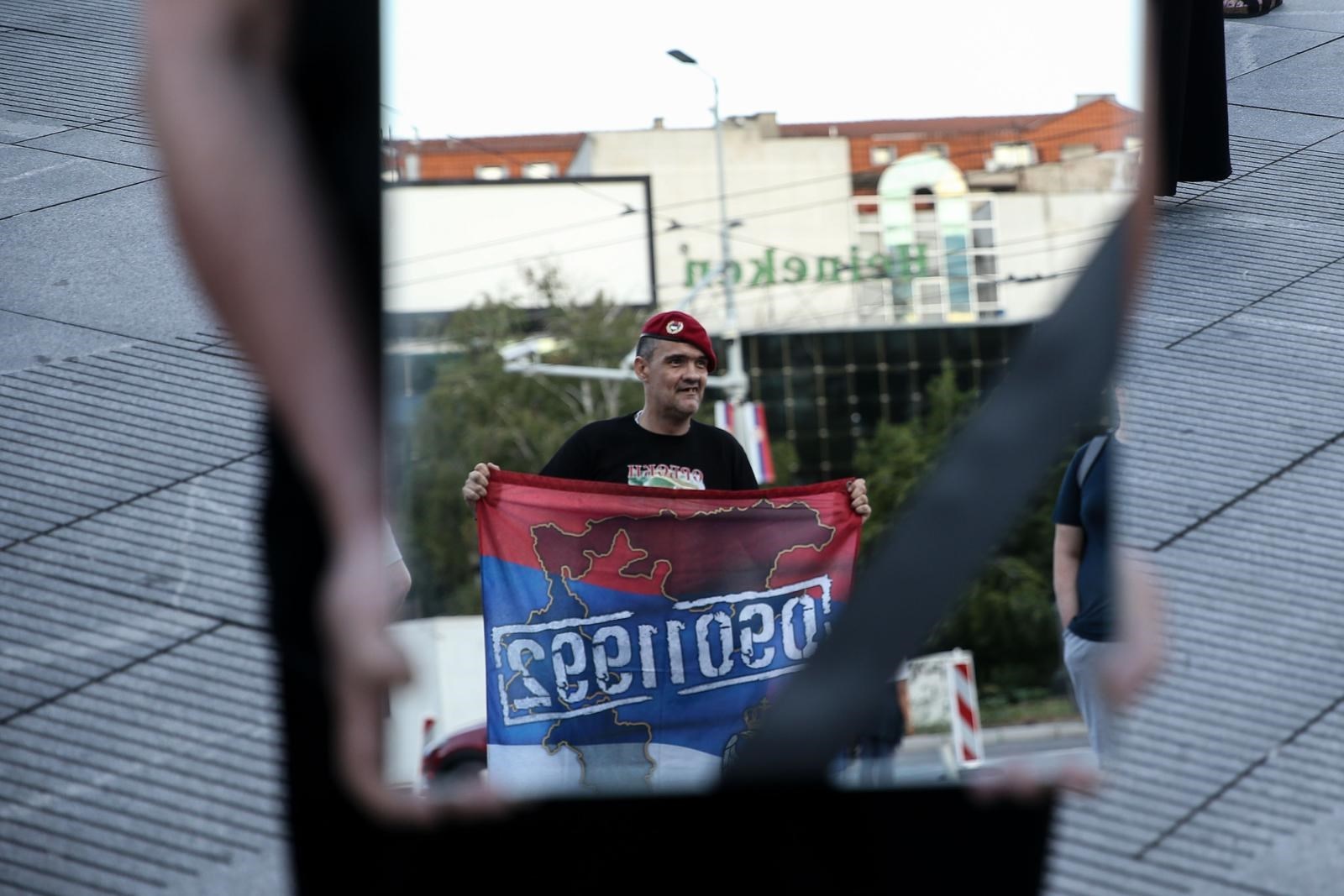 U Beogradu obilježili genocid u Srebrenici, muškarac s Mladićevom slikom im dobacivao