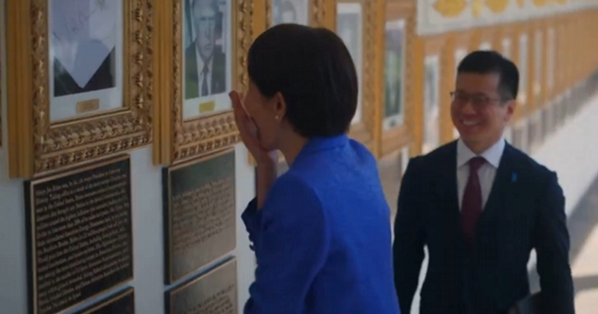 VIDEO Trump pokazao japanskoj premijerki "portret" Bidena. Pogledajte njenu reakciju