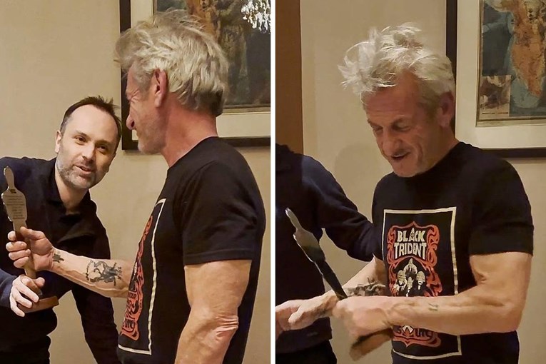 Sean Penn u Kijevu dobio kipić izrađen od metala uništenog ukrajinskog vlaka