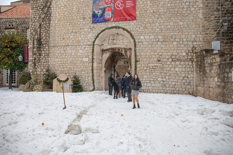 VIDEO Pogledajte slike i snimke: Ralica čisti ulice Dubrovnika bijele od tuče