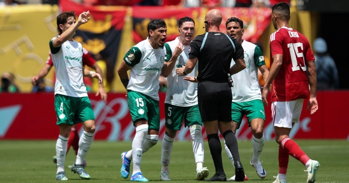 Engleski sudac dao crveni igraču Palmeirasa. Pogledajte kako ga je Bebek spasio