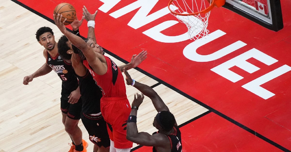 Pogledajte monstruozno zakucavanje preko dva protivnika u drami Raptorsa i 76ersa