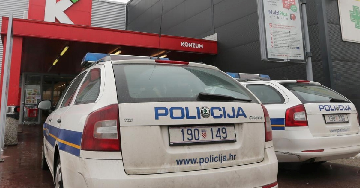 Žena šakom udarila blagajnicu Konzuma pa izvrijeđala policajce