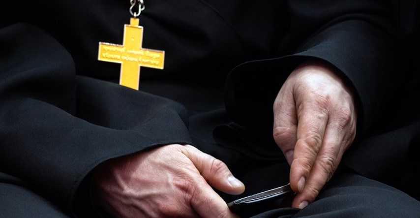 Svećenik u Slavoniji slao eksplicitne poruke tinejdžeru. "Provozajmo se u mom autu"