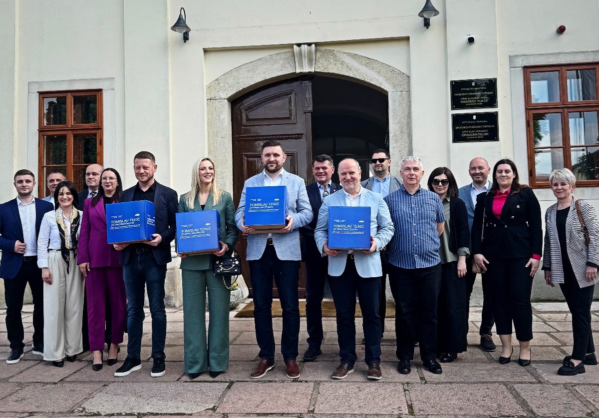 HDZ-ov kandidat u Slavonskom Brodu: Predali smo simboličnih 2025 potpisa