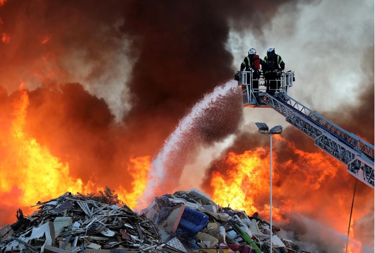Gašenje požara u Zagrebu trajalo cijelu noć, još nije gotovo: "Ljudi jedva dišu"