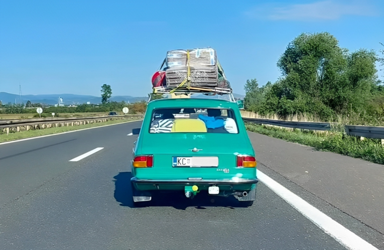 Na autocesti za Jadran snimio Stojadina nakrcanog stvarima za ljetovanje