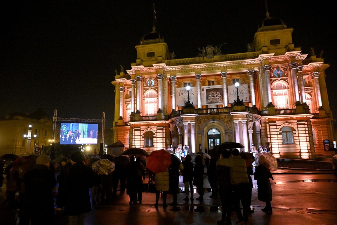VIDEO Zagrepčani po kiši gledali balet Orašar ispred HNK