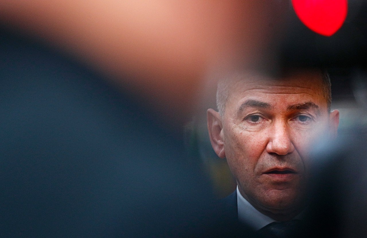 Janša snimljen na Mauricijusu s dva tajkuna koji su se bogatili u poslovima s državom