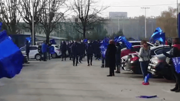 Dinamovci stigli kući, zaposlenici kluba mahali zastavama: "Za ovo nema riječi"