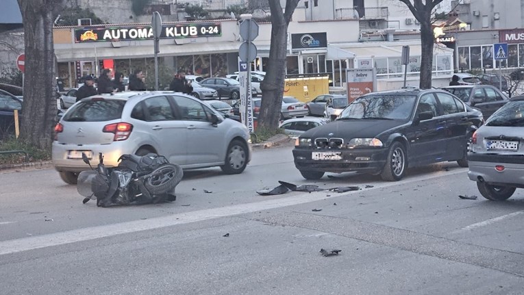 FOTO Sudarila se dva auta i motocikl u Splitu. Jedna osoba ozlijeđena