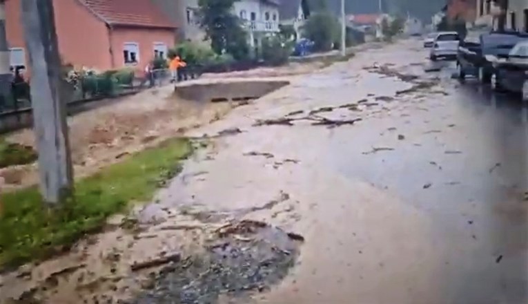 VIDEO Velika poplava u Požegi. Voda nosi kante i smeće, dvorišta prepuna mulja