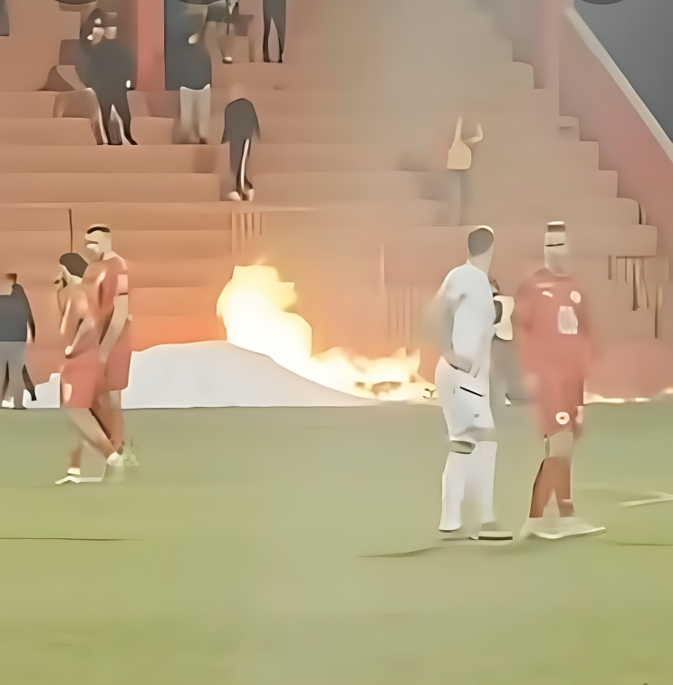 VIDEO Nestvarne scene u Mostaru. Navijači zapalili požar uz teren, derbi prekinut