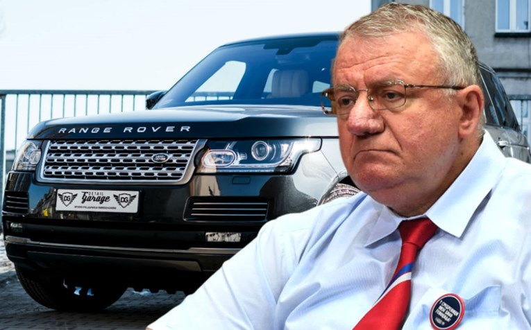 Šešelj kupio Range Rover od 140.000 eura. Novac njegova sestra donijela u vreći