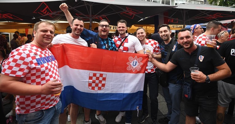 FOTO Grupica hrvatskih navijača u Rotterdamu pozirala s ustaškom zastavom