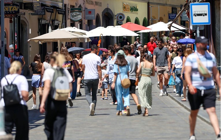 Centar Zagreba jutros je bio pun unatoč visokim temperaturama