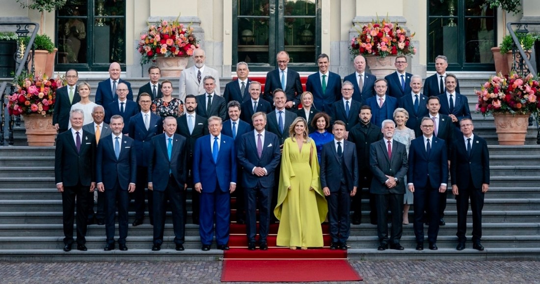 Na fotografiji svjetskih čelnika u Hagu svi su gledali u nizozemsku kraljicu
