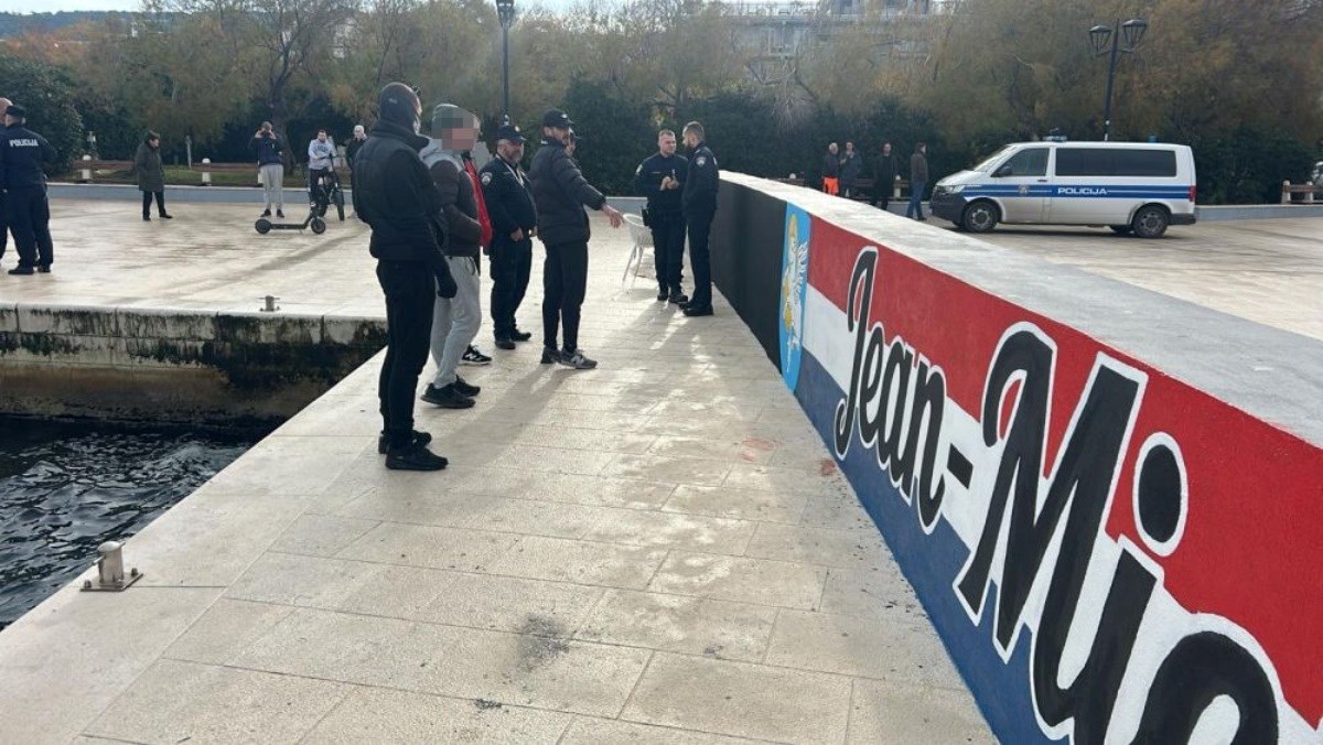 Interventna policija u Supetru zbog murala s HOS-ovim grbom. "Ulica neće voditi grad"