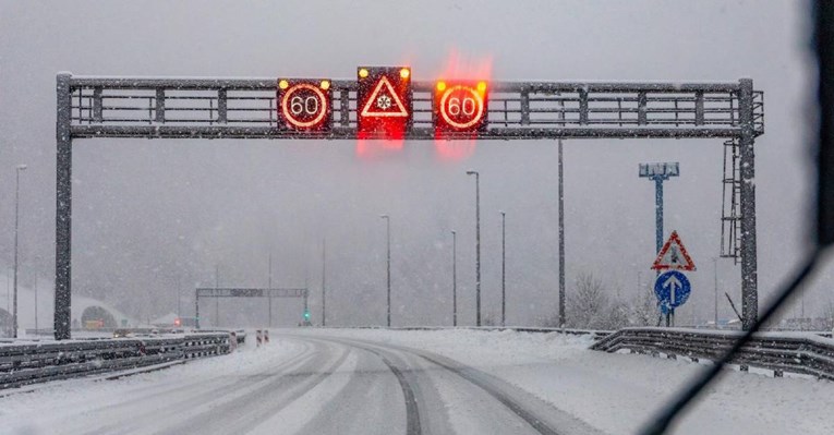 Snijeg u središnjoj Hrvatskoj, ljudi autima zapeli na Učki. HAK izdao upozorenja