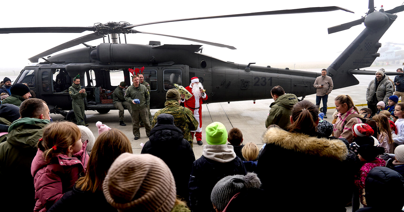 Djed Božićnjak Black Hawkom sletio u vojarnu Lučko i razveselio djecu
