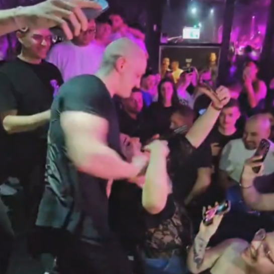 Desingerica na nastupu djevojci iz publike gurao mikrofon u usta, ljudi su zgroženi