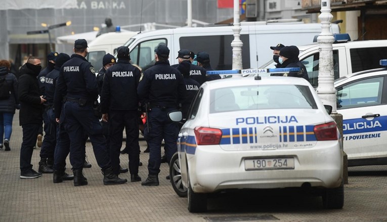 Hrpa policije na glavnom zagrebačkom trgu, pogledajte slike