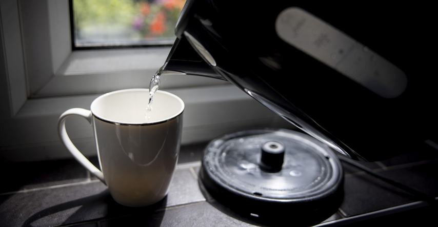 Što troši manje energije za grijanje vode - kuhalo, štednjak ili mikrovalna?