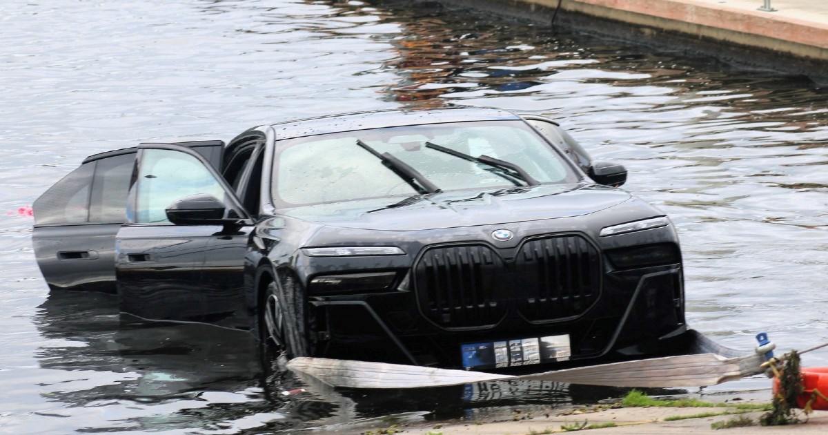 BMW-om pokušao porinuti plovilo pa završio pod vodom