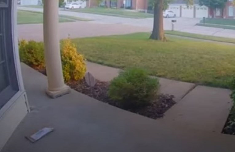 Uočio kuvertu ispred kuće kako se kreće pa ostao iznenađen kad je pogledao snimku