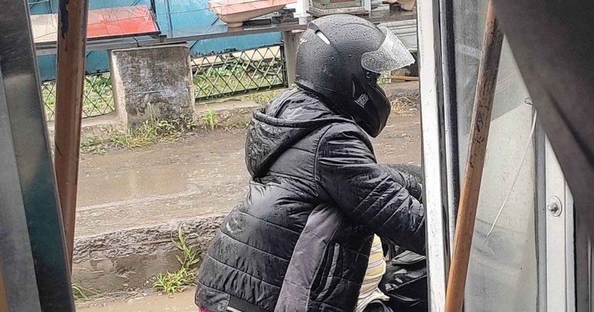 "Očevi su podcijenjeni": Fotografija tate koji štiti sina od kiše postala je viralna