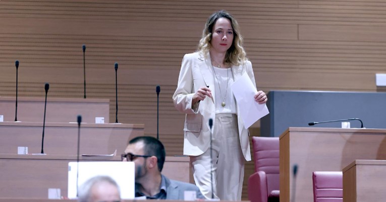 Selak Raspudić skuplja potpise. Pokreće inicijativu zabrane mobitela u školama