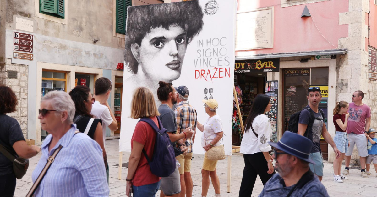 U centru Šibenika postavljen veliki portret Dražena Petrovića s posebnom porukom