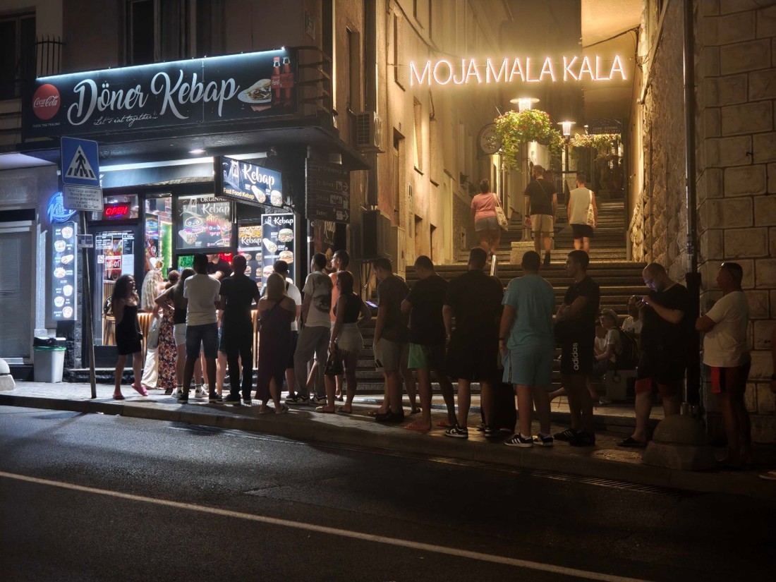 Zašto nam nakon alkohola toliko pašu pizza, čips i druge slane grickalice?