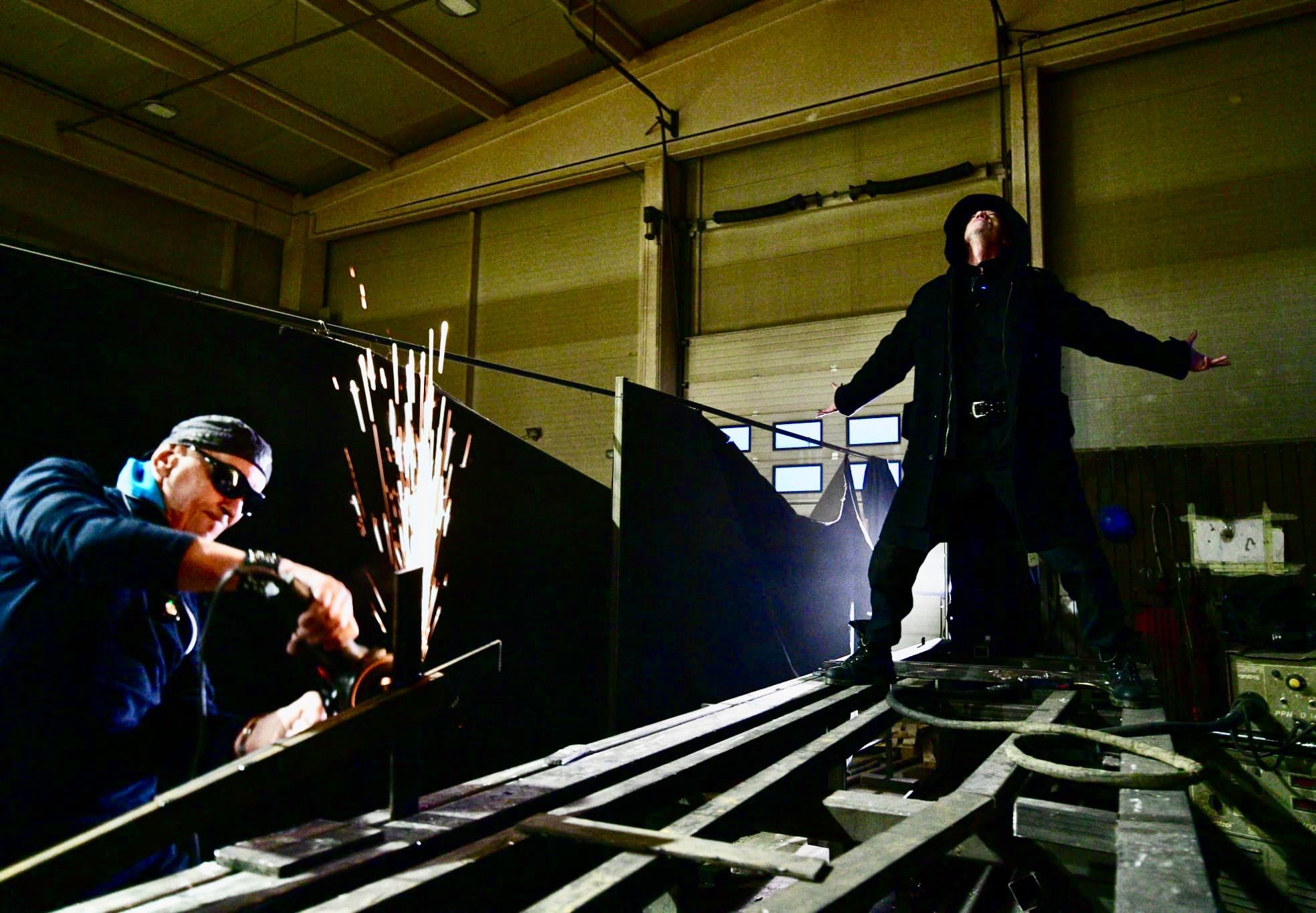 Nakon što je bio u rap spotu svećenika, Lupino otkrio skulpturu s učenicima iz Siska