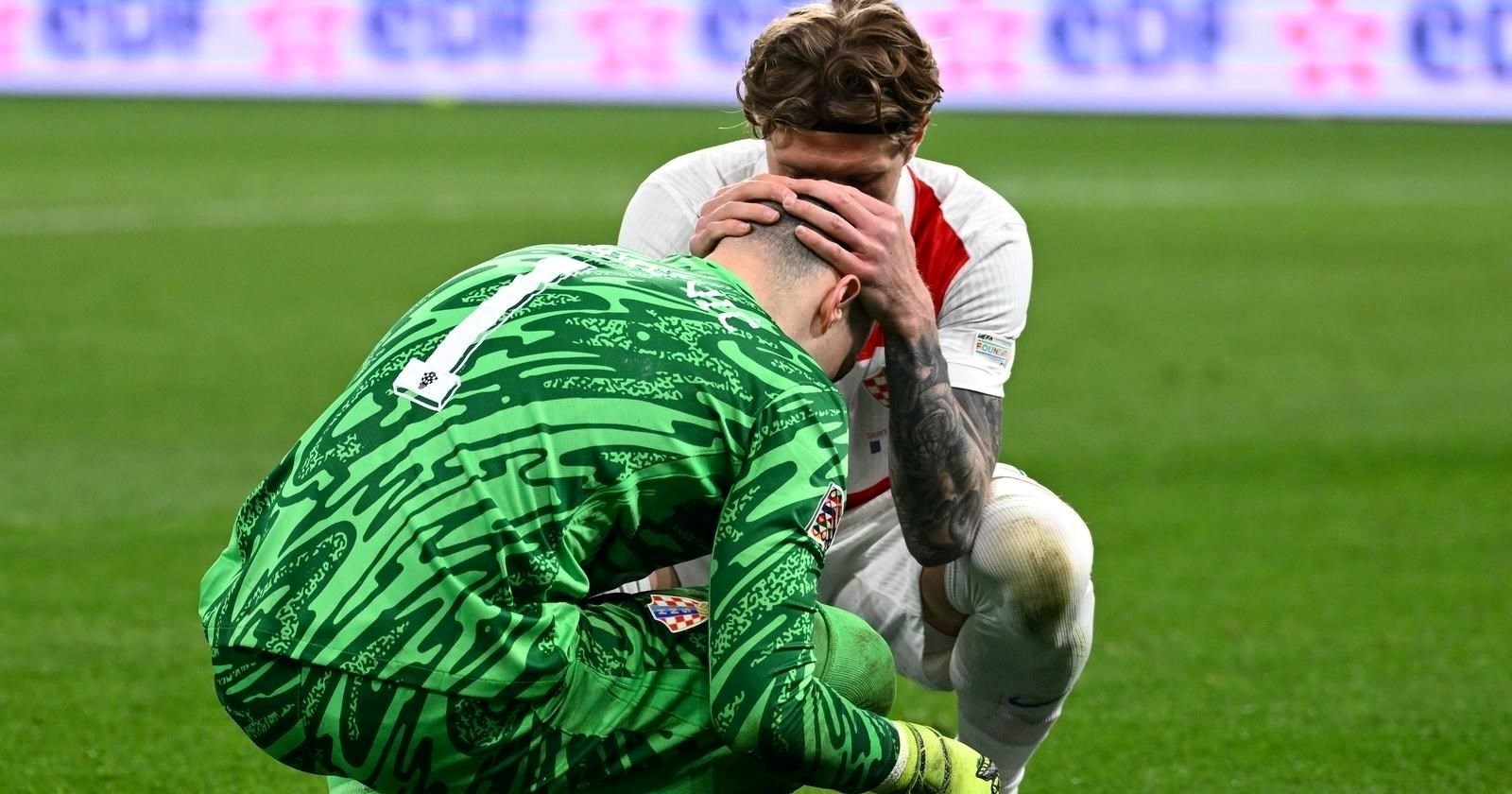 FOTO Livaković klečao na terenu nakon penala, odmah mu prišao Jakić