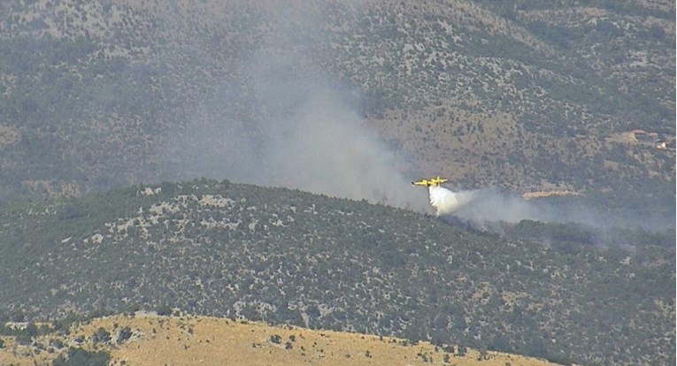 FOTO Požar kod Trogira, gasi ga kanader. Zapovjednik: Situacija je pod kontrolom