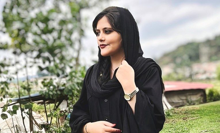Djevojku u Iranu uhitili zbog hidžaba, umrla je. Ljudi su bijesni