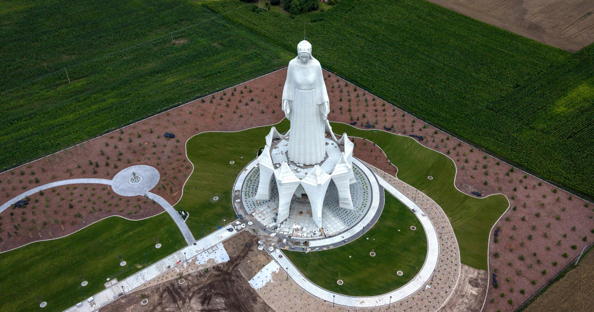 FOTO Tajkun izgradio najveći kip Gospe u Europi. Fratar: To je King Kong usred polja