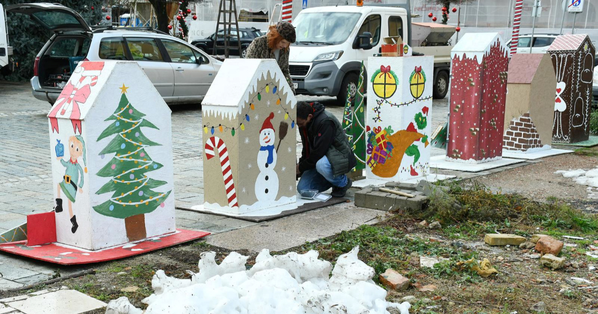 FOTO U Sisku postavljene adventske kućice koje su napravila djeca