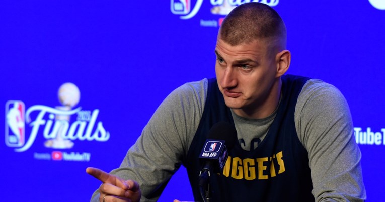 FOTO Jokića pitali što gleda na mobitelu. Okrenuo je ekran 