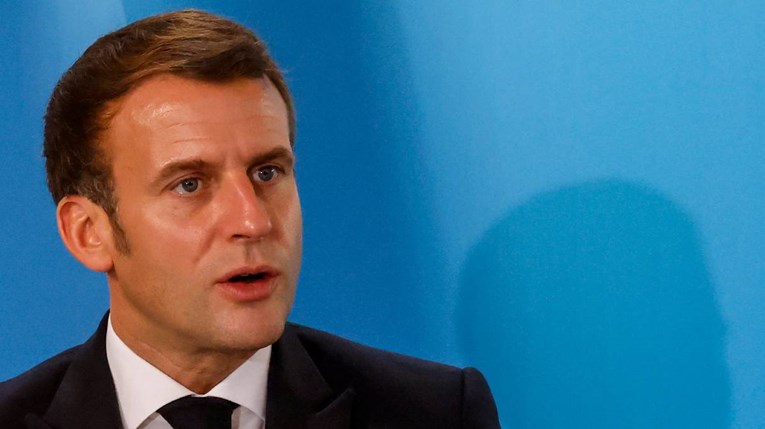 Macron o medijima na engleskom: Pišu da je problem u tome da je Francuska islamofobna