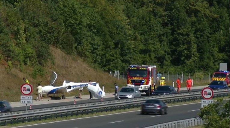 Manji avion prisilno sletio na autocestu u Sloveniji