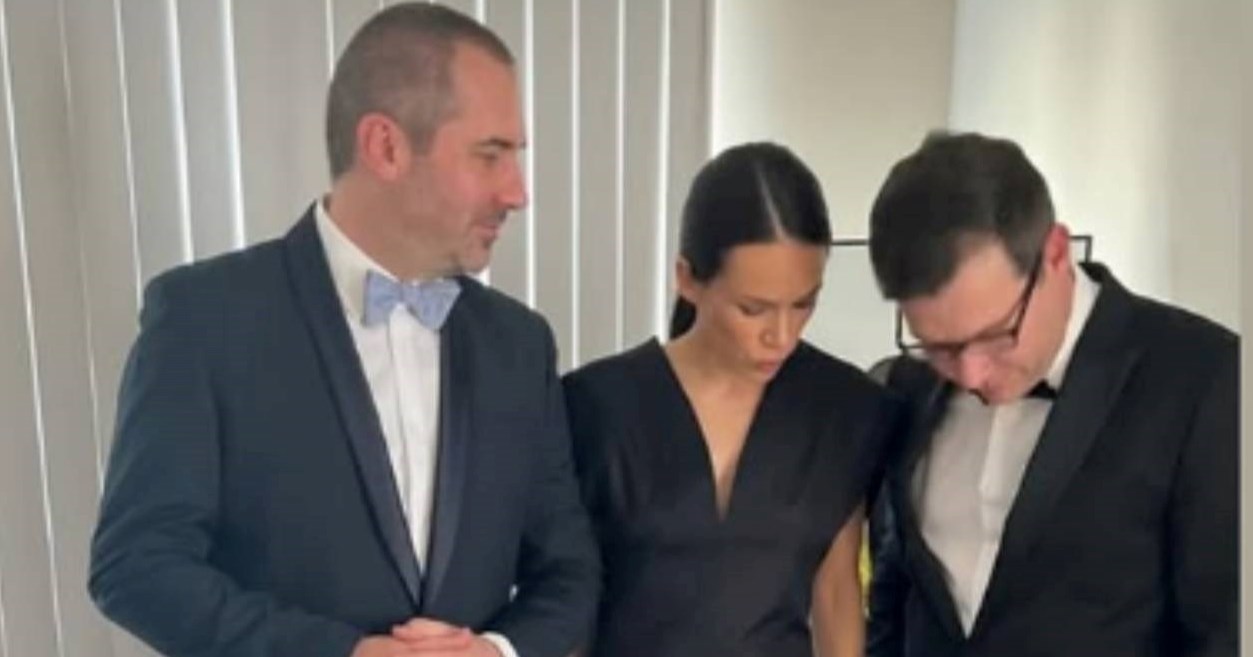 Hrvatska ekipa spremna za crveni tepih, Goran Bogdan snimljen iza Ariane Grande