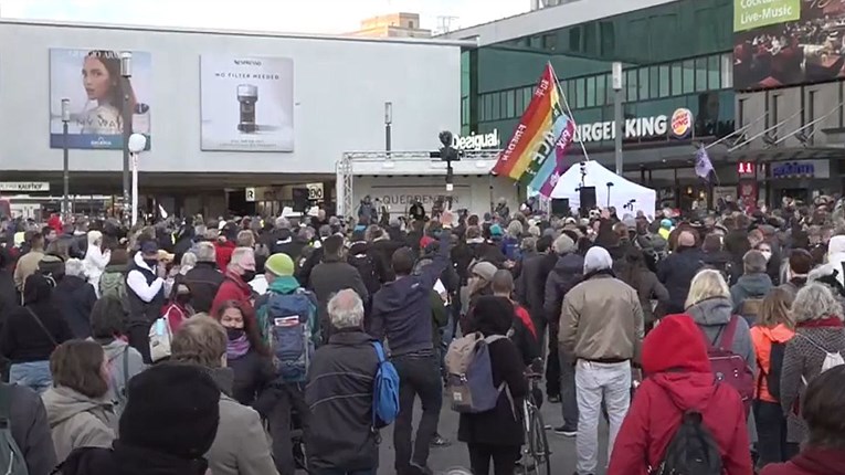 Tisuće u Berlinu izašle na ulice, prosvjeduju protiv mjera vlade