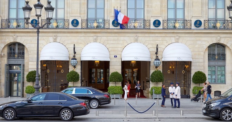 U hotelu Ritz u Parizu izgubljen prsten vrijedan 750.000 eura. Pronađen u usisivaču
