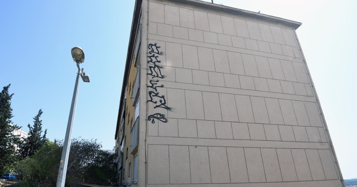 Misteriozan grafit nakon Splita osvanuo i na jednoj zgradi u Šibeniku