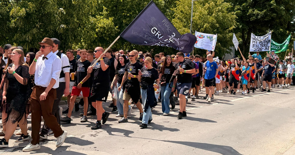 Počeo je mimohod varaždinskih maturanata, povorka će prolaziti centrom grada