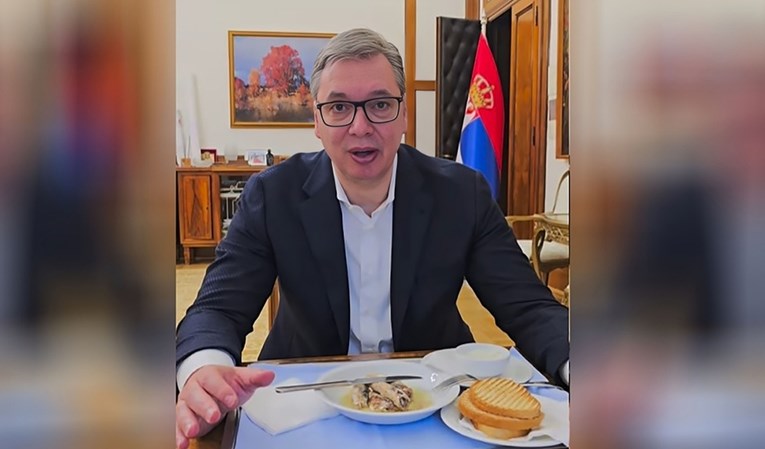 VIDEO Vučić se snima dok jede sardine bez luka: "Vratila mi se čudna energija"